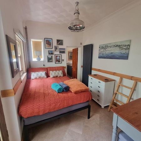 Shore Thing - Just A Stones Throw From The Beach Sandgate Exterior foto