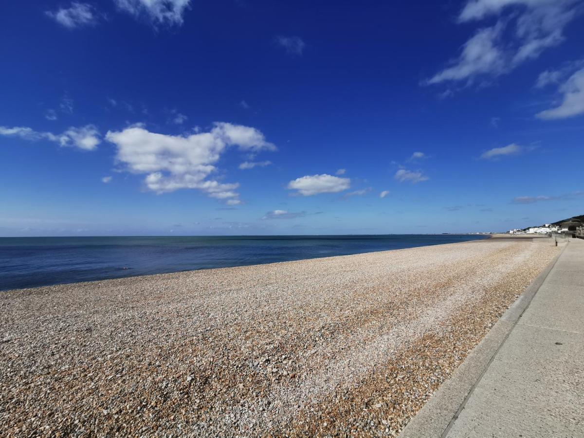 Shore Thing - Just A Stones Throw From The Beach Sandgate Exterior foto